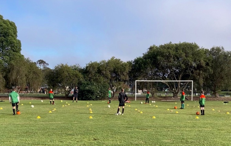 Fußball innerhalb Grassachwimmbahnen